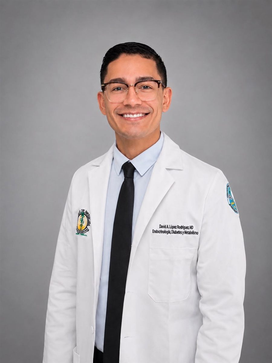 Dr. David A. López Rodríguez, endocrinólogo, con bata médica